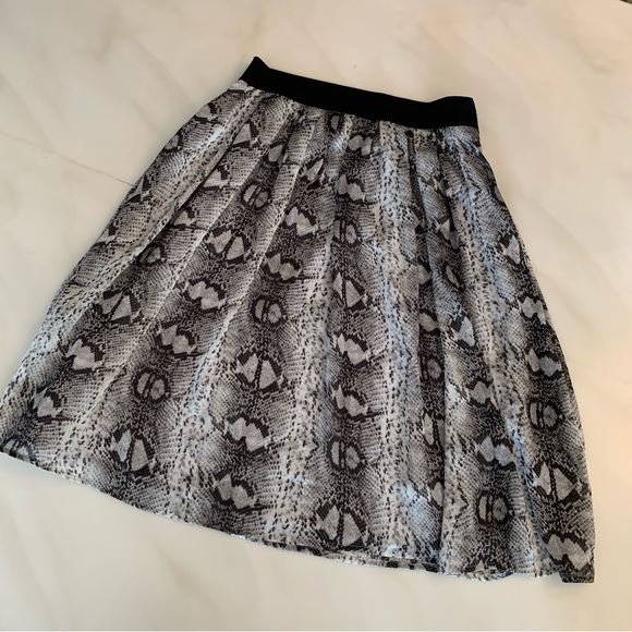 NWOT Women’s White House Black Market Black & White Snakeskin Print Mini Skirt - Picture 2 of 7